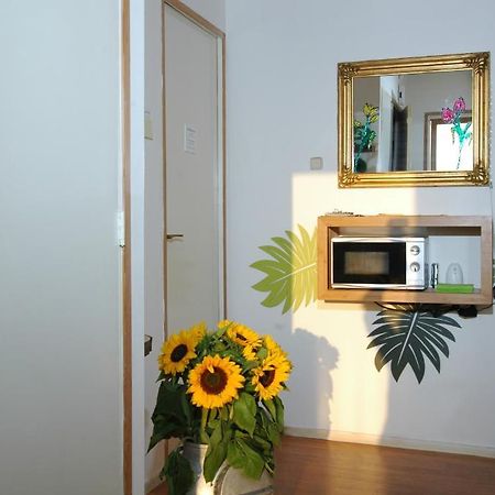 Bed And Breakfast Tulip Gallery Amsterdam Exterior photo